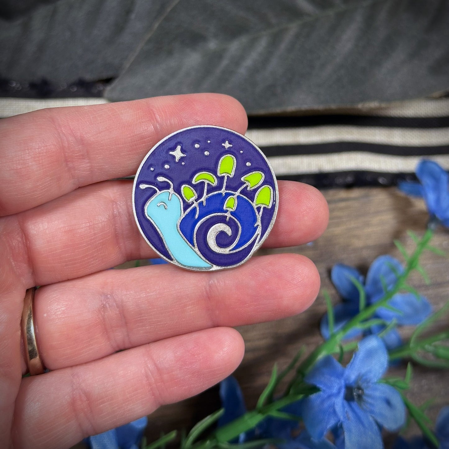 Night Snail Needleminder