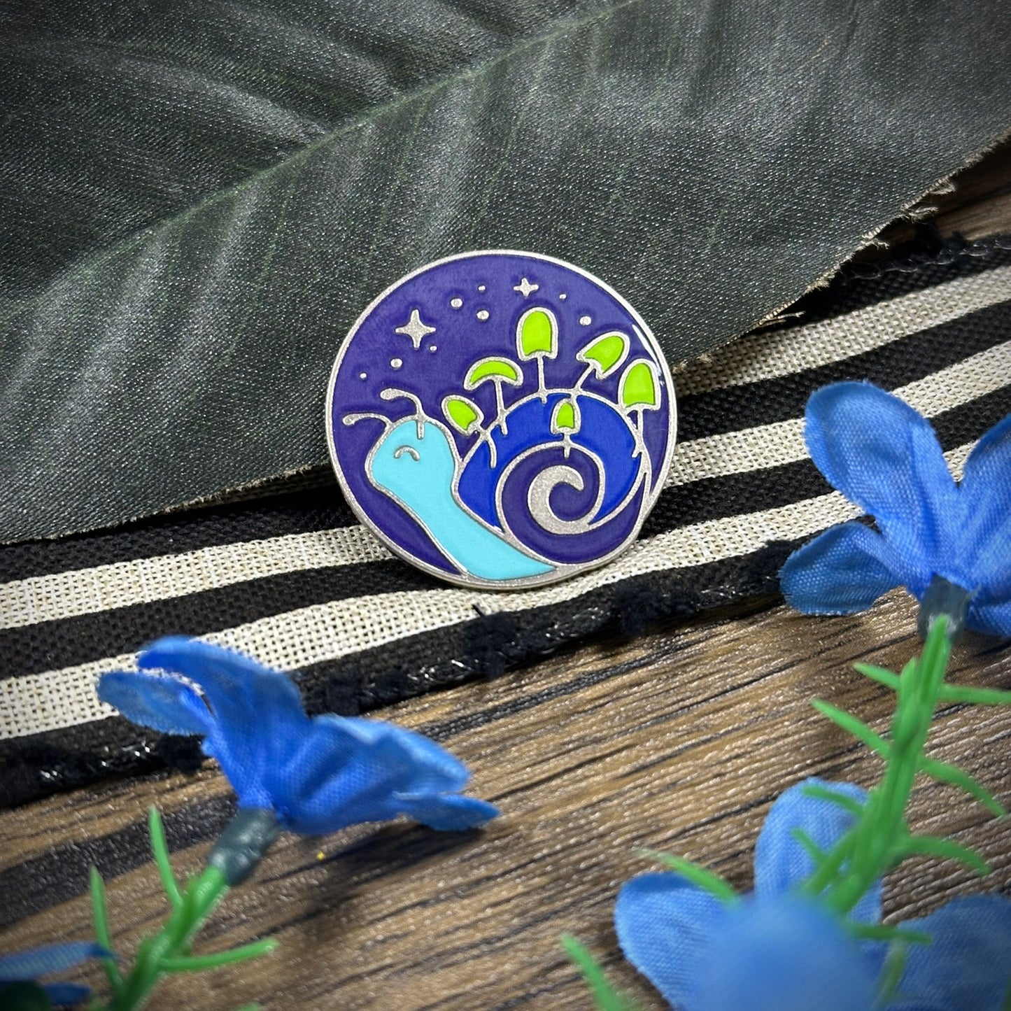 Night Snail Needleminder